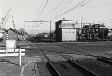 168399 Gezicht op de spoorwegovergang in de Larenseweg te Hilversum, met in het midden het seinhuis Post T.
